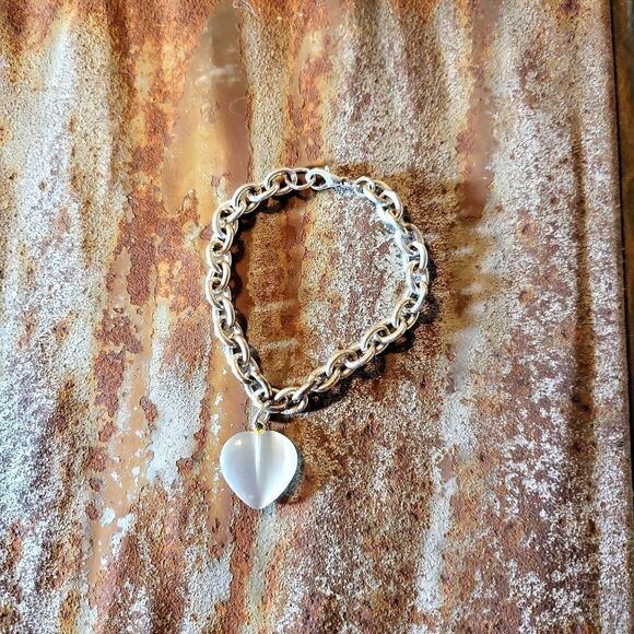 A beautiful bracelet with a off-white seaglass ❤️ heart size 8 - Picture 1 of 2